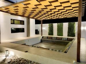 阿爾哈德的住宿－استراحة النيروز，客厅设有木制天花板下的沙发