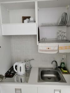 cocina con fregadero y encimera en Artemisia Apartment Caldera, en Imerovigli