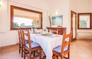 comedor con mesa blanca y sillas en Beautiful Home In Costa Rei -ca- With Kitchen, en Monte Nai