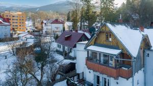 een stad met met met sneeuw bedekte huizen en gebouwen bij Apartament Rosa in Szklarska Poręba