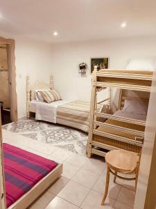 - une chambre avec 2 lits superposés et une chaise dans l'établissement Casa Familiar María E, à Filandia