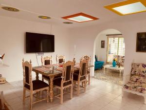 a dining room with a table and chairs at Casa Familiar María E in Filandia