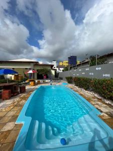 une piscine sur le toit d'un bâtiment dans l'établissement Hostel flor do Caribe, à Natal