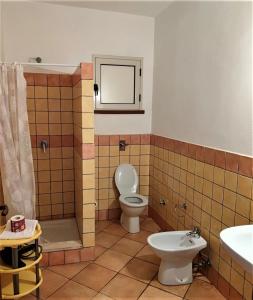 ein Bad mit einem WC und einem Waschbecken in der Unterkunft LE VILLETTE DI TERRANOVA in Lampedusa