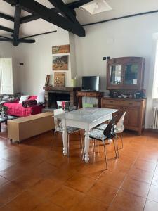 ein Wohnzimmer mit einem Tisch und einem Sofa in der Unterkunft Il Ritrovo de La Pre in Predappio