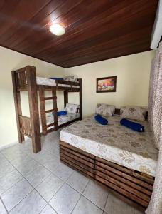 Кровать или кровати в номере Hostel flor do Caribe