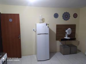 cocina con nevera blanca en una habitación en Residencial Avila Frente Ao Mar en Florianópolis