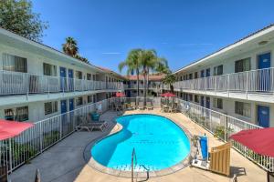 una imagen de una piscina en el patio de un hotel en Motel 6-Rowland Heights, CA - Los Angeles - Pomona, en Rowland Heights
