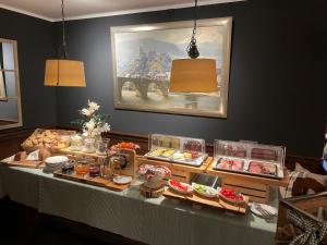 ein Buffet mit Speisen auf einem Tisch im Zimmer in der Unterkunft Hotel Zur Alten Brücke in Heidelberg