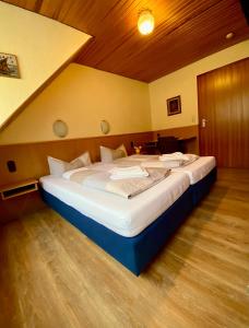 Кровать или кровати в номере Pension Dören