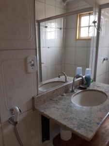 um banheiro com duas pias e um espelho grande em Pousada As Relíquias de Minas em Tiradentes mais 75 fotografias