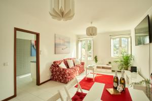 een woonkamer met een bank en een tafel bij Encosta Retreat in Silves