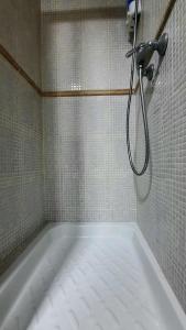 uma casa de banho com banheira e chuveiro em Apartamento Levante em Cádis