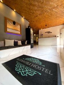 eine Lobby mit einem schwarzen Teppich auf dem Boden in der Unterkunft Alebahli Hostel Ilhabela ᵇʸ ᴬᴸᴱᴮᴬᴴᴸᴵ in Ilhabela