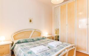 アルバ・アドリアティカにある2 Bedroom Awesome Apartment In Villa Rosa Teのベッドルーム1室(ベッド1台、ドレッサー付)