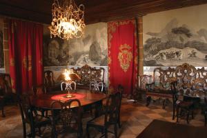 a dining room with a table and chairs and a chandelier at Parador Casa Da Insua in Penalva do Castelo