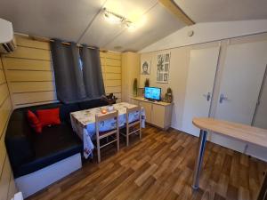 een kleine kamer met een tafel en een eetkamer bij Le verdoyant in Saint-Chéron