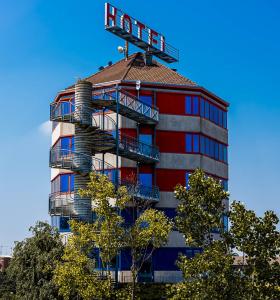 Un bâtiment avec un panneau en haut dans l'établissement Business Hotel, à Casale Monferrato