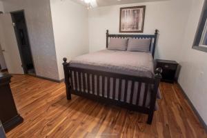 sypialnia z łóżkiem i drewnianą podłogą w obiekcie Guest House, Accessible to Downtown, & Fast WiFi! w mieście Chico