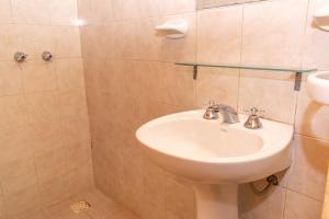 洛斯雷特斯Tacuifi I - Cabañas的带白色水槽和淋浴的浴室 更多46张照片