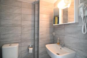 ein Bad mit einem WC und einem Waschbecken in der Unterkunft Greece Asprovalta Rooms Accomodation Apartment Hotel Petalo in Asprovalta