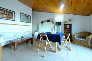 een woonkamer met een blauwe tafel en stoelen bij Caterina Vista Mare - Pineto Vacanza in Pineto