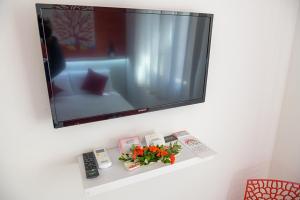 TV a/nebo společenská místnost v ubytování Corallo Rosso B&B