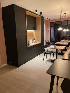 une salle à manger avec des tables, des chaises et un comptoir dans l'établissement B&B Maris Logies, à Hasselt