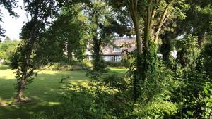 ein Haus inmitten eines Gartens mit Bäumen in der Unterkunft Rane Ladegaard in Ebeltoft