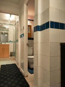 a bathroom with a shower and a toilet in it at Cheerful Gem of Barking & Dagenham 3 Bedroom House Entire Property in Goodmayes +76 photos
