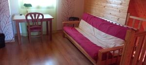 uma cama num quarto com uma mesa e uma secretária em Gîte du bel air em Festigny