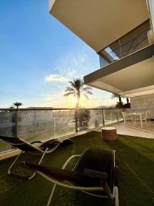 エイラットにあるEsterin Royal Park Apartments Eilatの海の景色を望むバルコニー(椅子2脚付) +29枚の写真