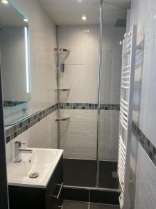 ドーヴィルにあるAU 62のバスルーム(洗面台、ガラス張りのシャワー付)