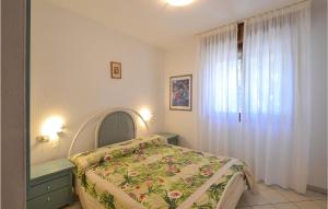 una camera da letto con un letto, un comò e una finestra di Acquamarina 8 a Rosolina Mare