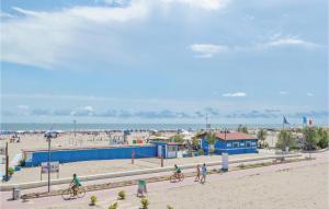 un gruppo di persone che vanno in bicicletta sulla spiaggia di Acquamarina 8 a Rosolina Mare