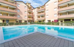 una piscina di fronte ad alcuni edifici di appartamenti di Acquamarina 8 a Rosolina Mare