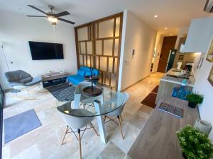 Μια τηλεόραση ή/και κέντρο ψυχαγωγίας στο IPANA B113 inner court, quiet 1 Bedroom Apt