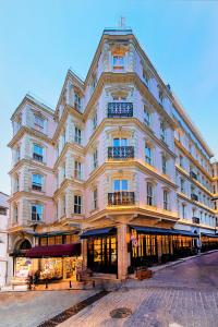 a large white building on the corner of a street at Meroddi Barnathan Hotel in Istanbul