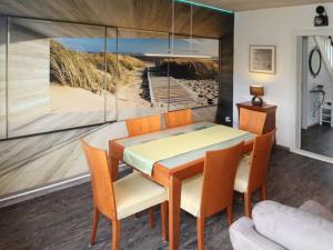 ein Esszimmer mit Tisch und Stühlen in der Unterkunft Doppelhaushälfte Friesenglück mit Sauna in Dornumersiel