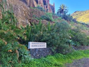 een teken dat zegt urrection canyon curator canyon bij Haciendita Gomera in San Sebastián de la Gomera