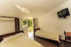 Un pat sau paturi într-o cameră la Mijovic Apartments