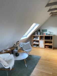 a living room with two chairs and a table at Wellness Suiten mit Whirlpool am Stadtrand von Essen in Essen