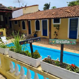 un complejo con piscina y casa en Pousada do Ipê, en São Lourenço
