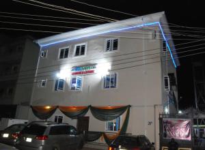 un edificio blanco con una luz azul. en MTA Lounge and Leisures, en Enugu