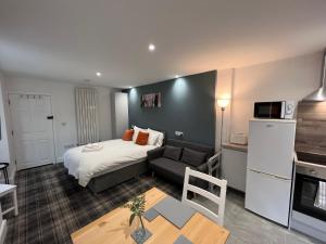 um quarto com uma cama e um sofá num quarto em Avenham Apartments em Preston