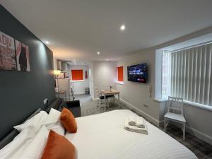 Säng eller sängar i ett rum på Avenham Apartments