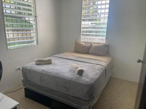 - un lit avec 2 serviettes dans une chambre dans l'établissement Bayamon Puerto Rico 3 Bedroom Home, à Bayamon