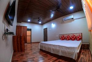 a bedroom with a bed and a tv in it at GREEN VISION RESORT in Murbād