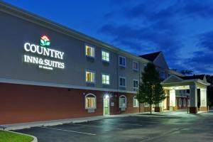 un hôtel avec un panneau sur le côté d'un bâtiment dans l'établissement Country Suites Absecon-Atlantic City, NJ, à Galloway