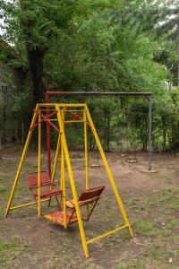 洛斯雷特斯Tacuifi I - Cabañas的一个带黄色框架和秋千的游乐场